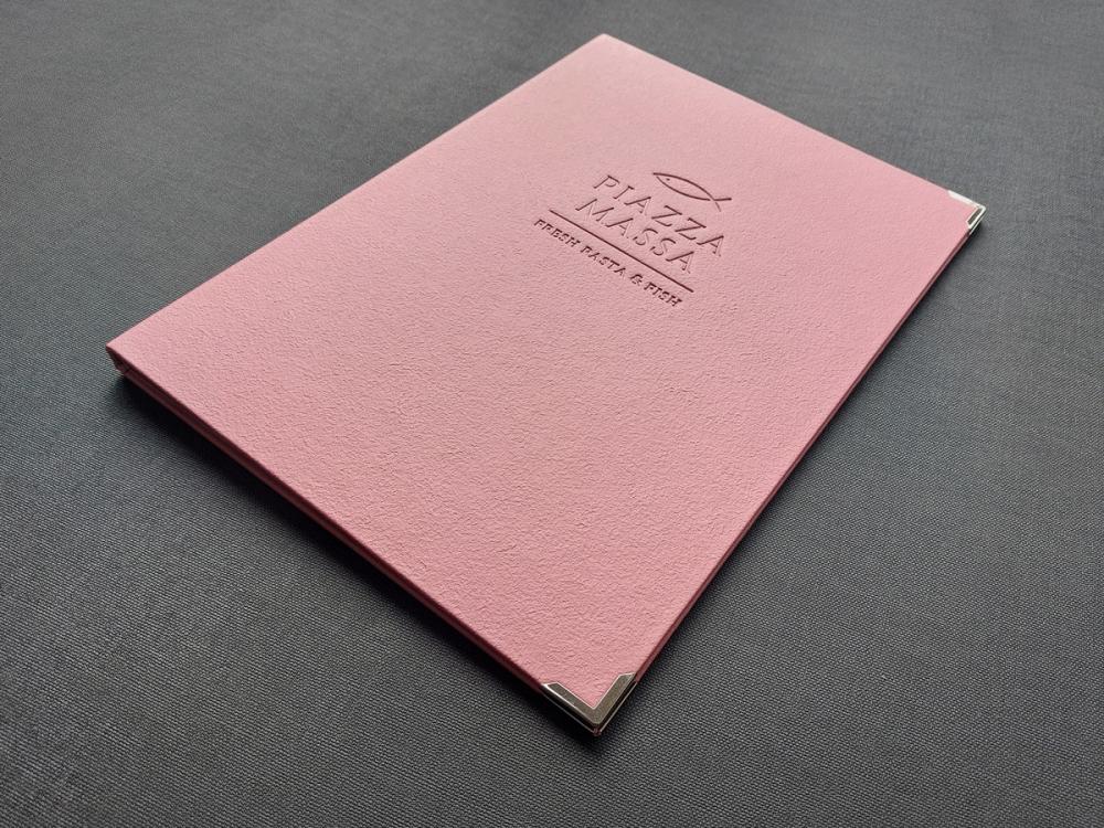 Μενού κατάλογος σε απόχρωση σάπιο μήλο από δερματίνη